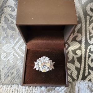 Crystal statement ring Size 9 GORGEOUS
